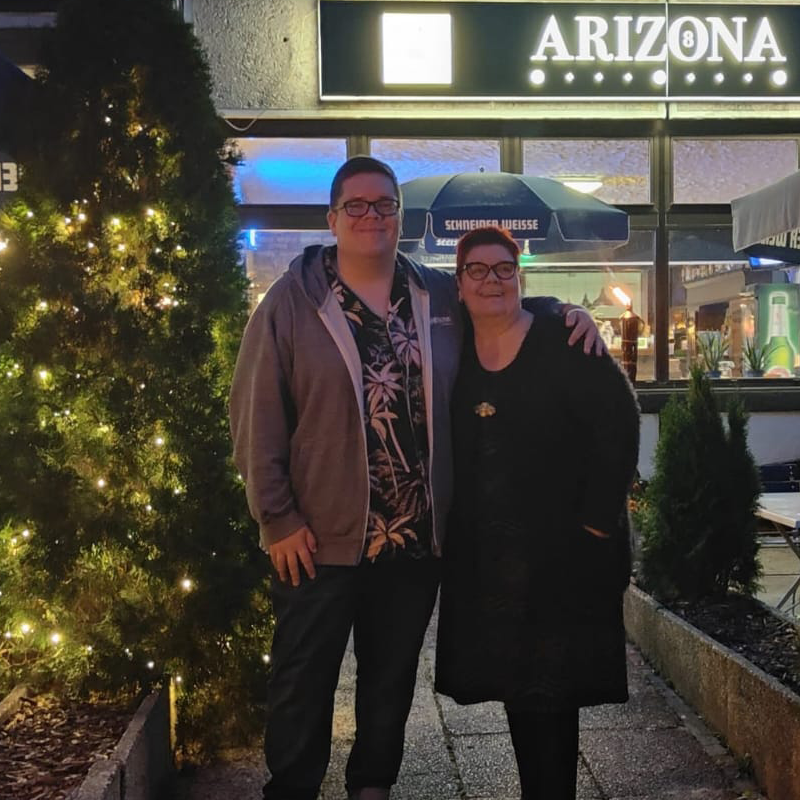 Christine und Marcel vor Ihrer Billardbar